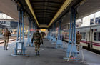 Sicherheitskräfte nehmen im Bahnhof Paris Austerlitz unbewachte Gepäckstücke ins Visier und sichern den Ort ab.