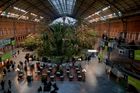 Tropischer Bahnhof Atocha in Madrid. Palmengeschmückte Halle. Bahn-Verkehrsknotenpunkt, Bahnreisenden