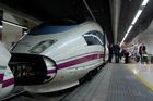 Barcelona Sants Bahnhof: Die Renfe Hochgeschwindigkeitszüge verkehren zwischen Spaniens Städten mit bis zu 300 Stundenkilometern