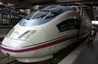 Bahnbrechend schnell: Die Renfe Hochgeschwindigkeitszüge verkehren zwischen Spaniens Städten mit bis zu 350 Stundenkilometern. Eine Lokootive der Serie 103 in Barcelona Bahnhof Sants 