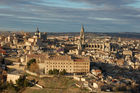 Toledo, die Hauptstadt der autonomen Region Castilla-La Mancha und Unesco-Weltkulturerbe seit 1987 ist gespickt mit unzähligen historischen Bauten im Mudéjar- und Gotik-Stil. Die Stadt am Tajo-Fluss beherrbergt Kirchen, Synagogen und Moscheen und war jahrhundertelang ein Schmelztiegel der Religionen