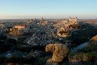 Toledo, die Hauptstadt der autonomen Region Castilla-La Mancha und Unesco-Weltkulturerbe seit 1987 ist gespickt mit unzähligen historischen Bauten im Mudéjar- und Gotik-Stil. Die Stadt am Tajo-Fluss beherrbergt Kirchen, Synagogen und Moscheen und war jahrhundertelang ein Schmelztiegel der Religionen