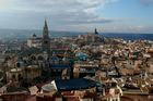 Toledo, die Hauptstadt der autonomen Region Castilla-La Mancha und Unesco-Weltkulturerbe seit 1987 ist gespickt mit unzähligen historischen Bauten im Mudéjar- und Gotik-Stil. Die Stadt am Tajo-Fluss beherrbergt Kirchen, Synagogen und Moscheen und war jahrhundertelang ein Schmelztiegel der Religionen