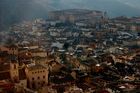 Toledo, die Hauptstadt der autonomen Region Castilla-La Mancha und Unesco-Weltkulturerbe seit 1987 ist gespickt mit unzähligen historischen Bauten im Mudéjar- und Gotik-Stil. Die Stadt am Tajo-Fluss beherrbergt Kirchen, Synagogen und Moscheen und war jahrhundertelang ein Schmelztiegel der Religionen