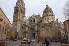 In Toledo steht eines der wichtigsten Baudenkäler der Welt und Spaniens höchstrangige Kathedrale, deren Bau fast 300 Jahre dauerte (1226 bis zum 15 Jh.) wobei auch später noch Änderungen erfolgten. Zahlreiche berühmte Künstler wie Marin, Petrus Petri,Enrique Egas, Berruguete, Pedro und Juan Guas, Narciso Tomé, Rodrigo Aléman, Villapando und viele weitere schufen dieses aussergewöhnliche Bauwerk, das zu den Unesco Weltulturerbe zählt.  