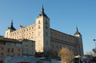 Das Fort Alcazar überragt die Stadt Toledo mit ihren zahlreichen Kirchen, Kathedralen, Synagogen und Moscheen, die zum Unesco Weltulturerbe zählen.  
