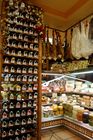 Delikatessenladen mit spanischen Weinen, Käse, Jamon, Schinken, Marzipan in der Altstadt von Toledo. Delicatesses for gourmets in a shop in Toledo's old city