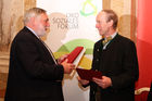 (C) fotodienst/Anna Rauchenberger - Wien, 11.12.2008 - Verleihung der Hans-Kudlich Preise 2008 im Lebensministerium. FOTO: Preisverleihung des Hans-Kudlich Preises 2009 an Franz Keil (Preisträger, Seeham, Salzburg) durch Franz Fischler (Präsident des Ökosozialen Fourms)