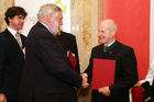 (C) fotodienst/Anna Rauchenberger - Wien, 11.12.2008 - Verleihung der Hans-Kudlich Preise 2008 im Lebensministerium. FOTO: Preisverleihung des Hans-Kudlich Preises 2009 an Franz Mair (Preisträger, Schwanenstadt, Oberösterreich) durch Franz Fischler (Präsident des Ökosozialen Fourms)