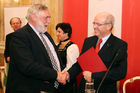 (C) fotodienst/Anna Rauchenberger - Wien, 11.12.2008 - Verleihung der Hans-Kudlich Preise 2008 im Lebensministerium. FOTO: Preisverleihung des Hans-Kudlich Preises 2009 an KR Dr. Josef Schmid (Vorstandsdirektor, Österreichische Hagelversicherung) durch Franz Fischler (Präsident des Ökosozialen Fourms)