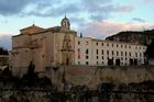 Das Weltkulturerbe La Cuenca liegt auf einem Felsplateau über den Schluchten des Jucar und Huécar und ist berühmt für seine hängenden Häuser (Casas Colgadas). Über die Brücke gelangt man zum ehemaligen Kloster und heutigen Parador Hotel