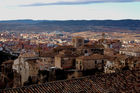 Das Weltkulturerbe La Cuenca liegt auf einem Felsplateau über den Schluchten des Jucar und Huécar und ist berühmt für seine hängenden Häuser (Casas Colgadas) und historischen Gebäuden sowie Klöster und Kathedralen