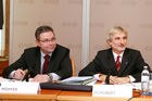 (C) fotodienst/Anna Rauchenberger - Wien, 05.12.2008 - Österreichs Internationale Vermögensposition im Lichte der Finanzkrise. FOTO v.l.: Mag. Dr. Michael Pfeiffer, CEFA (Abteilungsleiter, Außenwirtschaftsstatistik und Finazierungsrechnung, Österreichische Nationalbank), Mag. Dr. Aurel Schubert (Direktor der Hauptabteilung Statistik, Österreichische Natinalbank).