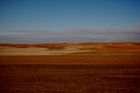 Bahnreise durch Kastillien-La Mancha: Am Horizont ziehen die faszinierenden und farbenprächtigen Landschaften der Region der Romanfigur Don Quijote vorbei. Traintrip through Castillia-La-Mancha, the colourfull region of Don Quijote