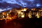 Die nachts beleuchteten historischen Häuser an den Felshängen über den Schluchten der Hueécar und Juar im Weltkulturerbe La Cuenca. The illuminated skyline of the world heritage site Cuenca at night