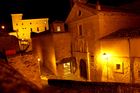 Die nachts beleuchteten historischen Häuser im La Cuenca. The cathedral in the world heritage site Cuenca at night