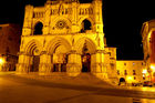 Das Weltkulturerbe La Cuenca liegt auf einem Felsplateau über den Schluchten des Jucar und Huécar und ist berühmt für seine hängenden Häuser (Casas Colgadas) und die prunkvolle Kathedrale. The Unesco World heritage site Cuenca is famous for its histoprical houses and churches with are illuminated at night