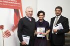 (C) fotodienst/Gudrun Krieger - Wien 03.12.2008 - Pressekonferenz - PAP Ratgeber-Paket - 60.000 Frauen jährlich mit unklarem Krebsabstrich konfrontiert: li nach re:  Univ -Prof. Dr. Sepp Leodolter (Klinische Abt. f. allg. Gynäkologie und gynäkologische Onkologie an der mediz. Univ. Wien), Katharina Stemberger (Vorsitzende und Initiatorin der Österreichischen Initiative gegen Gebärmutterhalskrebs), Dr. Michael Elnekheli (Facharzt für Frauenheilkunde und Geburtshilfe in Wien, Präsident d. Berufsverbandes Österreichischer GynäkologInnen (BÖG))