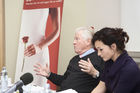 (C) fotodienst/Gudrun Krieger - Wien 03.12.2008 - Pressekonferenz - PAP Ratgeber-Paket - 60.000 Frauen jährlich mit unklarem Krebsabstrich konfrontiert: li nach re:  Univ -Prof. Dr. Sepp Leodolter (Klinische Abt. f. allg. Gynäkologie und gynäkologische Onkologie an der mediz. Univ. Wien), Katharina Stemberger (Vorsitzende und Initiatorin der Österreichischen Initiative gegen Gebärmutterhalskrebs)