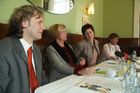 (c) fotodienst/Dan Carabas - Wien 2.03.06 - Pressekonferenz zum Thema Logopädie. FOTO: v.l.: Herr Edinger, Frau Habel, Frau Pfaller, Frau Dorninger