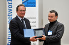 Fotodienst/Rene van Bakel - 27.11.2008 - Wien - In einem Festakt praesentierte Future Network, die Zertifizierungsstelle fuer das Certified Professional for Requirements Engineering Zertifikat (CPRE) in Oesterreich, am Donnerstag, 27. November 2008 in der Industriellenvereinigung die Top Ten der mehr als 170 Personen, die im Jahr 2008 an den Zertifizierungspruefungen als Systemanalytiker und Business Analyst teilgenommen haben. Die Preisverleihung erfolgte durch Herrn Michael Vesely (Praesident Future Network) und Herrn Dr. Peter Hruschka (Mitglied des IREB Board und Trainer bei CON.ECT Eventmanagement). FOTO: Dr. Peter Hruschka (IREB Board, Trainer bei CON.ECT), Helmut Fichtinger (8. Preis).