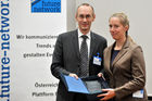 Fotodienst/Rene van Bakel - 27.11.2008 - Wien - In einem Festakt praesentierte Future Network, die Zertifizierungsstelle fuer das Certified Professional for Requirements Engineering Zertifikat (CPRE) in Oesterreich, am Donnerstag, 27. November 2008 in der Industriellenvereinigung die Top Ten der mehr als 170 Personen, die im Jahr 2008 an den Zertifizierungspruefungen als Systemanalytiker und Business Analyst teilgenommen haben. Die Preisverleihung erfolgte durch Herrn Michael Vesely (Praesident Future Network) und Herrn Dr. Peter Hruschka (Mitglied des IREB Board und Trainer bei CON.ECT Eventmanagement). FOTO: Michael Vesely (Future Network), Inge Wesel (8. Preis).