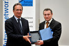 Fotodienst/Rene van Bakel - 27.11.2008 - Wien - In einem Festakt praesentierte Future Network, die Zertifizierungsstelle fuer das Certified Professional for Requirements Engineering Zertifikat (CPRE) in Oesterreich, am Donnerstag, 27. November 2008 in der Industriellenvereinigung die Top Ten der mehr als 170 Personen, die im Jahr 2008 an den Zertifizierungspruefungen als Systemanalytiker und Business Analyst teilgenommen haben. Die Preisverleihung erfolgte durch Herrn Michael Vesely (Praesident Future Network) und Herrn Dr. Peter Hruschka (Mitglied des IREB Board und Trainer bei CON.ECT Eventmanagement). FOTO: Dr. Peter Hruschka (IREB Board, Trainer bei CON.ECT), Andreas Hoebart (7. Preis).