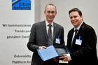 Fotodienst/Rene van Bakel - 27.11.2008 - Wien - In einem Festakt praesentierte Future Network, die Zertifizierungsstelle fuer das Certified Professional for Requirements Engineering Zertifikat (CPRE) in Oesterreich, am Donnerstag, 27. November 2008 in der Industriellenvereinigung die Top Ten der mehr als 170 Personen, die im Jahr 2008 an den Zertifizierungspruefungen als Systemanalytiker und Business Analyst teilgenommen haben. Die Preisverleihung erfolgte durch Herrn Michael Vesely (Praesident Future Network) und Herrn Dr. Peter Hruschka (Mitglied des IREB Board und Trainer bei CON.ECT Eventmanagement). FOTO: Michael Vesely (Future Network), Thomas Bucsics (6. Preis).