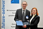 Fotodienst/Rene van Bakel - 27.11.2008 - Wien - In einem Festakt praesentierte Future Network, die Zertifizierungsstelle fuer das Certified Professional for Requirements Engineering Zertifikat (CPRE) in Oesterreich, am Donnerstag, 27. November 2008 in der Industriellenvereinigung die Top Ten der mehr als 170 Personen, die im Jahr 2008 an den Zertifizierungspruefungen als Systemanalytiker und Business Analyst teilgenommen haben. Die Preisverleihung erfolgte durch Herrn Michael Vesely (Praesident Future Network) und Herrn Dr. Peter Hruschka (Mitglied des IREB Board und Trainer bei CON.ECT Eventmanagement). FOTO: Michael Vesely (Future Network), Gisela Kogler (4. Preis).