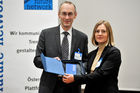 Fotodienst/Rene van Bakel - 27.11.2008 - Wien - In einem Festakt praesentierte Future Network, die Zertifizierungsstelle fuer das Certified Professional for Requirements Engineering Zertifikat (CPRE) in Oesterreich, am Donnerstag, 27. November 2008 in der Industriellenvereinigung die Top Ten der mehr als 170 Personen, die im Jahr 2008 an den Zertifizierungspruefungen als Systemanalytiker und Business Analyst teilgenommen haben. Die Preisverleihung erfolgte durch Herrn Michael Vesely (Praesident Future Network) und Herrn Dr. Peter Hruschka (Mitglied des IREB Board und Trainer bei CON.ECT Eventmanagement). FOTO: Michael Vesely (Future Network), Claudia Jansa (1. Preis).