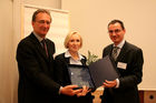 Preisverleihung Future Network Cert, im Europasaal der Industriellenvereinigung, 22.11.2010 (c) Julia Fuchs für Fotodienst. Am Foto:1. Platz Top Ten Requirement Engineers aus Österreich: Mag. Elfriede
Stoffaneller, Mag. Hans Müller (Präsident Future Network Cert) und Dr. Peter
Hruschka (Atlantic Systems Guild)

