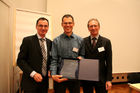 Preisverleihung Future Network Cert, im Europasaal der Industriellenvereinigung, 22.11.2010 (c) Julia Fuchs für Fotodienst. Am Foto: 1. Platz Top Ten Software Architekten aus Österreich / Deutschland /
Schweiz: Markus Färber, Mag. Hans Müller (Präsident Future Network Cert) und
Dr. Peter Hruschka (Atlantic Systems Guild)

