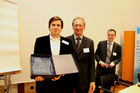 Preisverleihung Future Network Cert, im Europasaal der Industriellenvereinigung, 22.11.2010 (c) Julia Fuchs für Fotodienst. Am Foto:8. Platz Top Ten Software Architekten aus Österreich / Deutschland /
Schweiz: Bernhard Günter, Mag. Hans Müller (Präsident Future Network Cert)
und Dr. Peter Hruschka (Atlantic Systems Guild)

