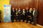 Preisverleihung Future Network Cert, im Europasaal der Industriellenvereinigung, 22.11.2010 (c) Julia Fuchs für Fotodienst. Am Foto: Mag. Hans Müller (Präsident des Future Network Cert), Mag. Dipl.-Ing.
Kathrin Apfelthaler, Mag. Cornelia Paleczny, Mag. Elfriede Stoffaneller, Dr.
Peter Hruschka (Atlantic Systems Guild), Sonja Haberl (Vorstand Future
Network Cert), Mag. Wilhelm Lenk (Vorstand Future Network Cert)

