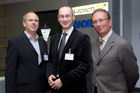 (c) fotodienst / Anna Rauchenberger - Wien, am 16.11.2009 - In einem Festakt präsentierte das Future Network, die Zertifizierungsstelle für das Certified Professional for Requirements Engineering Zertifikat (CPRE) in Österreich, am Montag, 16. November 2009 bei Kapsch CarrrierCom die Top Ten der mehr als 150 Personen, die im Jahr 2009 an den Zertifizierungsprüfungen als Systemanalytiker und Business Analysts teilgenommen haben. FOTO v.l.: Hans-Georg Mayer, Director PR & Communications, Kapsch CarrierCom AG, Michael Vesely, Präsident Future Network, Dr. Peter Hruschka, Mitglied des IREB Board und Trainer bei CON.ECT Eventmanagement