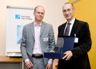 (c) fotodienst / Anna Rauchenberger - Wien, am 16.11.2009 - In einem Festakt präsentierte das Future Network, die Zertifizierungsstelle für das Certified Professional for Requirements Engineering Zertifikat (CPRE) in Österreich, am Montag, 16. November 2009 bei Kapsch CarrrierCom die Top Ten der mehr als 150 Personen, die im Jahr 2009 an den Zertifizierungsprüfungen als Systemanalytiker und Business Analysts teilgenommen haben. FOTO: Michael Vesely, Präsident Future Network (re) überreicht den 7. Preis an Martin Ehrnhofer