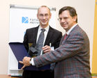 (c) fotodienst / Anna Rauchenberger - Wien, am 16.11.2009 - In einem Festakt präsentierte das Future Network, die Zertifizierungsstelle für das Certified Professional for Requirements Engineering Zertifikat (CPRE) in Österreich, am Montag, 16. November 2009 bei Kapsch CarrrierCom die Top Ten der mehr als 150 Personen, die im Jahr 2009 an den Zertifizierungsprüfungen als Systemanalytiker und Business Analysts teilgenommen haben. FOTO: Michael Vesely, Präsident Future Network (li) überreicht den 5. Preis an  Dipl. Ing. Dietmar Berg.