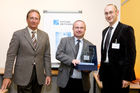 (c) fotodienst / Anna Rauchenberger - Wien, am 16.11.2009 - In einem Festakt präsentierte das Future Network, die Zertifizierungsstelle für das Certified Professional for Requirements Engineering Zertifikat (CPRE) in Österreich, am Montag, 16. November 2009 bei Kapsch CarrrierCom die Top Ten der mehr als 150 Personen, die im Jahr 2009 an den Zertifizierungsprüfungen als Systemanalytiker und Business Analysts teilgenommen haben. FOTO: Dr. Peter Hruschka, Mitglied des IREB Board und Trainer bei CON.ECT Eventmanagement (li) und Michael Vesely, Präsident Future Network (re) überreichen den 1. Preis an Mag. Hans-Peter Groiss (ex aeqo)