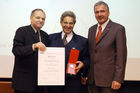 (C)fotodienst/Mag. Daniel Katzinger - Wien 17.11.2006
Das Komitee der bedeutendsten internationalen Tourismusfilm-Festivals CIFFT prämiert heuer zum 18. Mal den weltbesten Tourismusfilm des Jahres 2006.
Foto v.l.: Präs. Dr. Schütz, Dr. Janos Erdei (Direktor des ungarischen Tourismusamtes in Wien), Präs. Bgm. Matthias Krenn