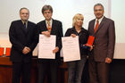 (C)fotodienst/Mag. Daniel Katzinger - Wien 17.11.2006Das Komitee der bedeutendsten internationalen Tourismusfilm-Festivals CIFFT prämiert heuer zum 18. Mal den weltbesten Tourismusfilm des Jahres 2006.Foto v.l.: Dr. Josef Schütz, Direktor Jan Ciglenecki (GF vom slowenischen Tourismusamt), Fr. Jasna Hribernik (Regisseurin - VPK Filmproduktion), Präs. Bgm. Matthias Krenn
