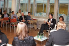 (C) fotodienst/Gudrun Krieger - Wien 29.05.2008 - Round Table Gespräch Foto: Redner: Dietmar Albrecht (Volkswagen AG, Personalentwicklungsstrategie), re: Elisabeth Pullez (Sport Eybl& Sports Experts, Wels), Gäste