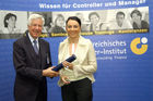 Vergabe der Diplome beim diesjährigen Absolvententreffen des Österreichischen Controller - Instituts . Foto: Univ.-Prof. Dr. Rolf Eschenbach (Geschäftsführer und wissenschaftlicher Leiter ÖCI), Mag. Valda Azinovic                              