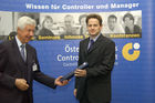 Vergabe der Diplome beim diesjährigen Absolvententreffen des Österreichischen Controller - Instituts . Foto: Univ.-Prof. Dr. Rolf Eschenbach (Geschäftsführer und wissenschaftlicher Leiter ÖCI), Christopher Ehmsen                                                              