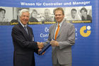 Vergabe der Diplome beim diesjährigen Absolvententreffen des Österreichischen Controller - Instituts . Foto: Univ.-Prof. Dr. Rolf Eschenbach (Geschäftsführer und wissenschaftlicher Leiter ÖCI), Erich Groffner                                                              