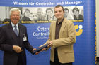 Vergabe der Diplome beim diesjährigen Absolvententreffen des Österreichischen Controller - Instituts . Foto: Univ.-Prof. Dr. Rolf Eschenbach (Geschäftsführer und wissenschaftlicher Leiter ÖCI), Alexander Herzog                               