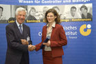 Vergabe der Diplome beim diesjährigen Absolvententreffen des Österreichischen Controller - Instituts . Foto: Univ.-Prof. Dr. Rolf Eschenbach (Geschäftsführer und wissenschaftlicher Leiter ÖCI), Birgit Kurzbauer                               
