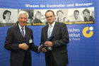 Vergabe der Diplome beim diesjährigen Absolvententreffen des Österreichischen Controller - Instituts . Foto: Univ.-Prof. Dr. Rolf Eschenbach (Geschäftsführer und wissenschaftlicher Leiter ÖCI), Walter Lampel                               