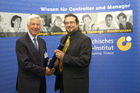 Vergabe der Diplome beim diesjährigen Absolvententreffen des Österreichischen Controller - Instituts . Foto: Univ.-Prof. Dr. Rolf Eschenbach (Geschäftsführer und wissenschaftlicher Leiter ÖCI), Kurt Roposa                               