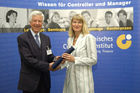Vergabe der Diplome beim diesjährigen Absolvententreffen des Österreichischen Controller - Instituts . Foto: Univ.-Prof. Dr. Rolf Eschenbach (Geschäftsführer und wissenschaftlicher Leiter ÖCI), Ernestine Stöger                               