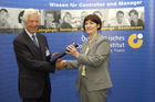 Vergabe der Diplome beim diesjährigen Absolvententreffen des Österreichischen Controller - Instituts . Foto: Univ.-Prof. Dr. Rolf Eschenbach (Geschäftsführer und wissenschaftlicher Leiter ÖCI), Susanne Hüller-Zahradka                              